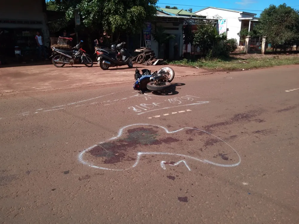 Tông vào xe công nông, 1 người tử vong 2 người bị thương  ảnh 2