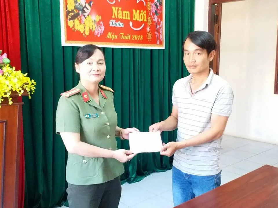 Hàng trăm triệu đồng ủng hộ gia đình chiến sĩ công an hy sinh khi tham gia cứu người ảnh 2 Hàng trăm triệu đồng ủng hộ gia đình chiến sĩ công an hy sinh khi tham gia cứu người ảnh 2