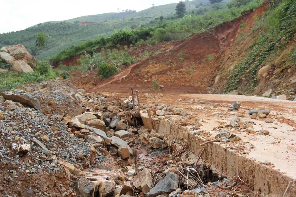 Thêm nhiều điểm sạt lở  trên tuyến đường 482 tỷ vừa làm xong ảnh 15