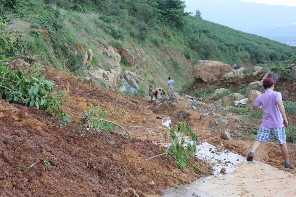 Thêm nhiều điểm sạt lở  trên tuyến đường 482 tỷ vừa làm xong ảnh 12