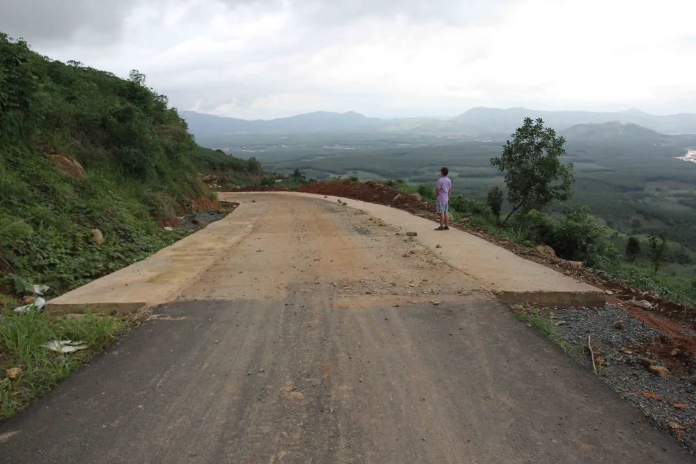 Thêm nhiều điểm sạt lở  trên tuyến đường 482 tỷ vừa làm xong ảnh 17