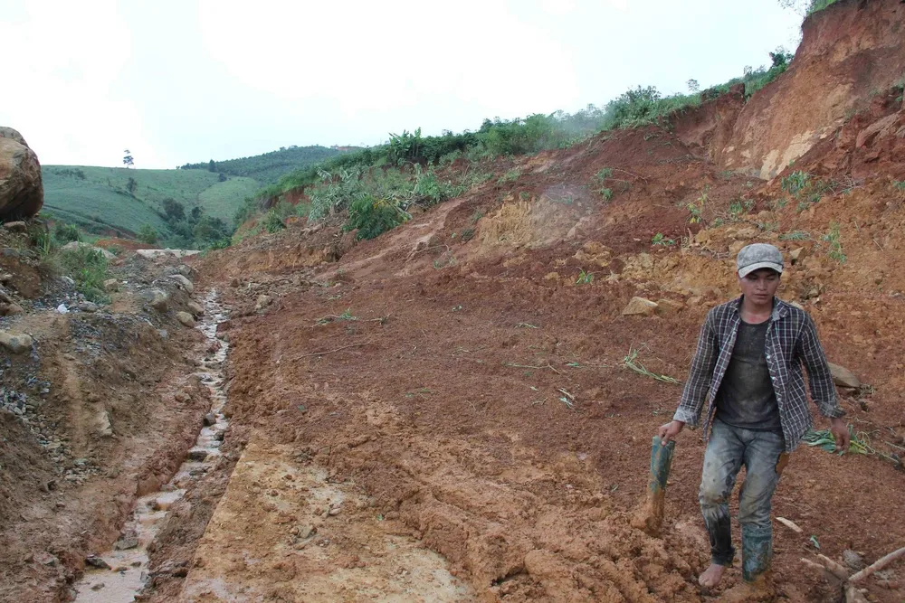 Thêm nhiều điểm sạt lở  trên tuyến đường 482 tỷ vừa làm xong ảnh 18