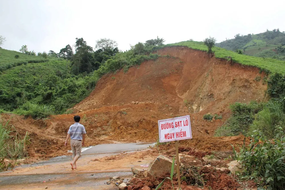 Thêm nhiều điểm sạt lở  trên tuyến đường 482 tỷ vừa làm xong ảnh 4