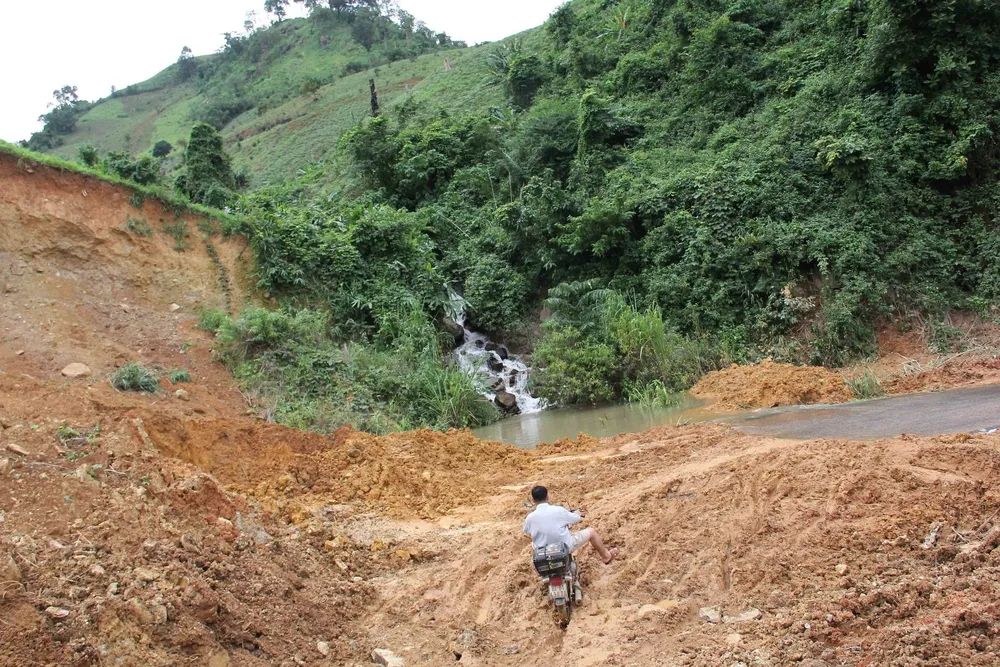 Thêm nhiều điểm sạt lở  trên tuyến đường 482 tỷ vừa làm xong ảnh 8