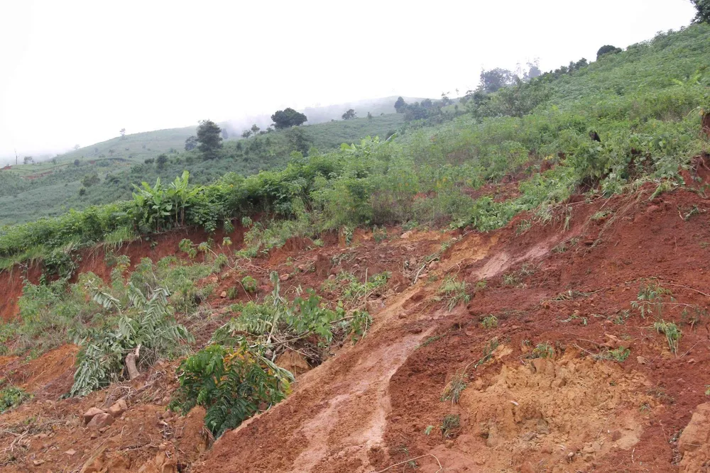 Thêm nhiều điểm sạt lở  trên tuyến đường 482 tỷ vừa làm xong ảnh 6