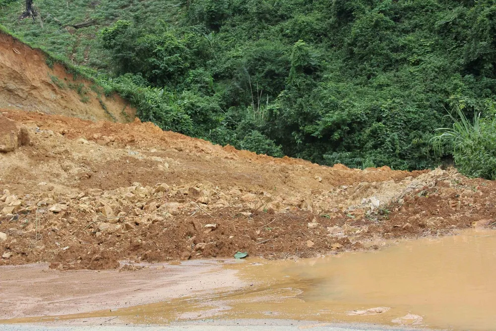 Thêm nhiều điểm sạt lở  trên tuyến đường 482 tỷ vừa làm xong ảnh 9