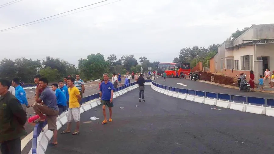 Hai xe khách đâm nhau, 7 người nhập viện khẩn cấp ảnh 2