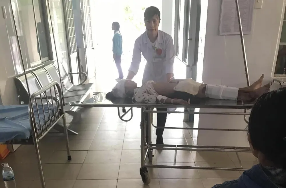 Xe khách lật vực sâu, ít nhất 5 người chết, hàng chục người bị thương ảnh 9