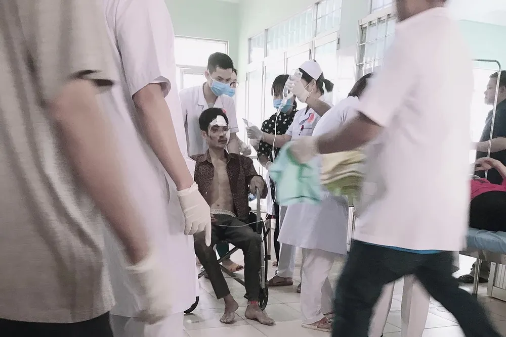 Xe khách lật vực sâu, ít nhất 5 người chết, hàng chục người bị thương ảnh 7