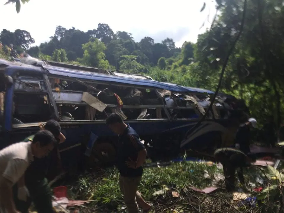 Xe khách lật vực sâu, ít nhất 5 người chết, hàng chục người bị thương ảnh 4