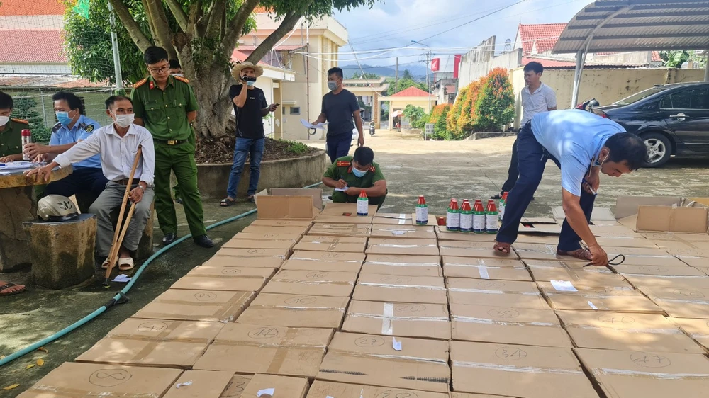 Phát hiện vụ vận chuyển 2.000 chai thuốc bảo vệ thực vật có chứa chất cấm ảnh 2 Phát hiện vụ vận chuyển 2.000 chai thuốc bảo vệ thực vật có chứa chất cấm ảnh 2
