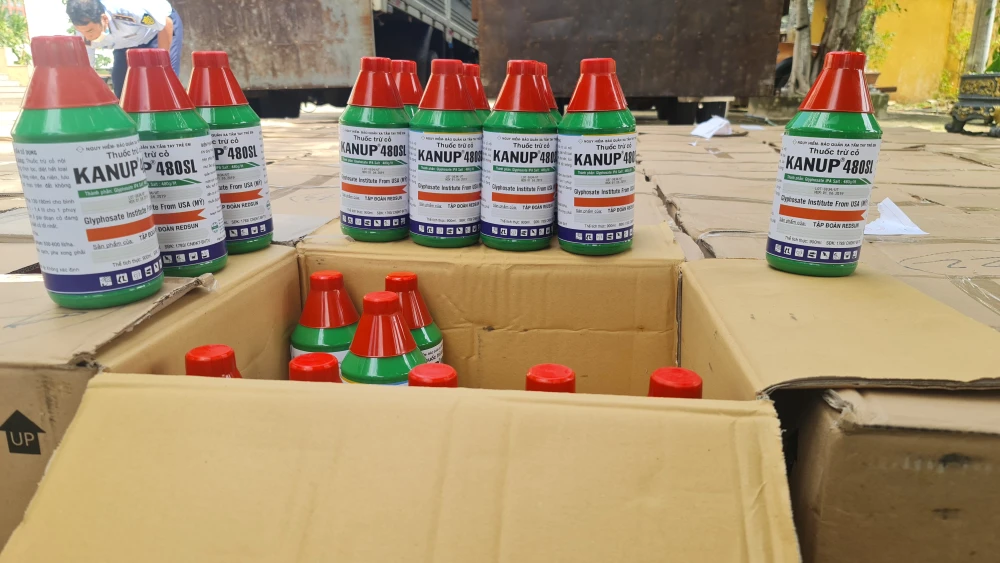 Phát hiện vụ vận chuyển 2.000 chai thuốc bảo vệ thực vật có chứa chất cấm ảnh 5 Phát hiện vụ vận chuyển 2.000 chai thuốc bảo vệ thực vật có chứa chất cấm ảnh 5