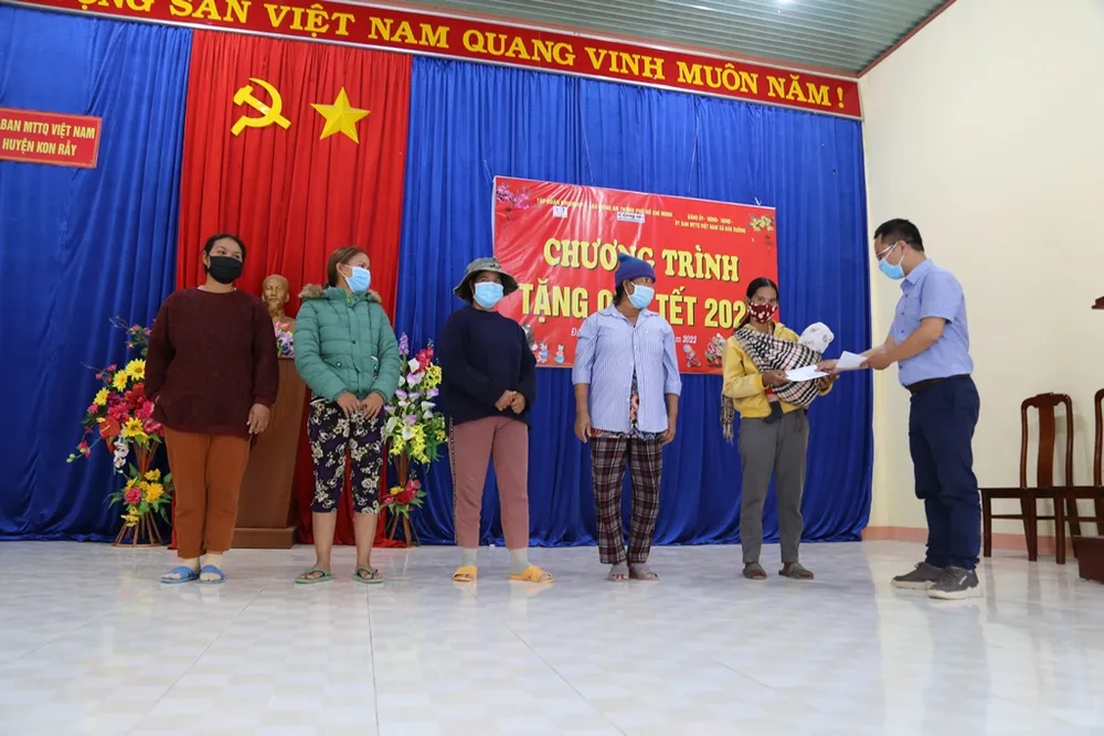 Kon Tum: Tặng 200 phần quà cho người nghèo ăn tết ảnh 1