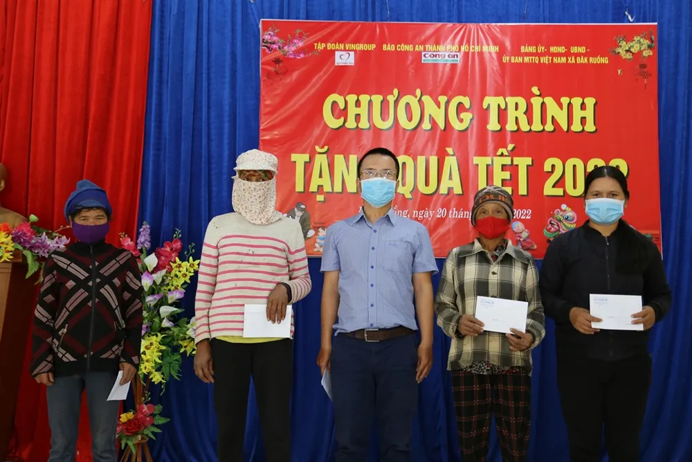 Kon Tum: Tặng 200 phần quà cho người nghèo ăn tết ảnh 3