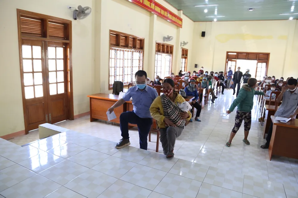 Kon Tum: Tặng 200 phần quà cho người nghèo ăn tết ảnh 2