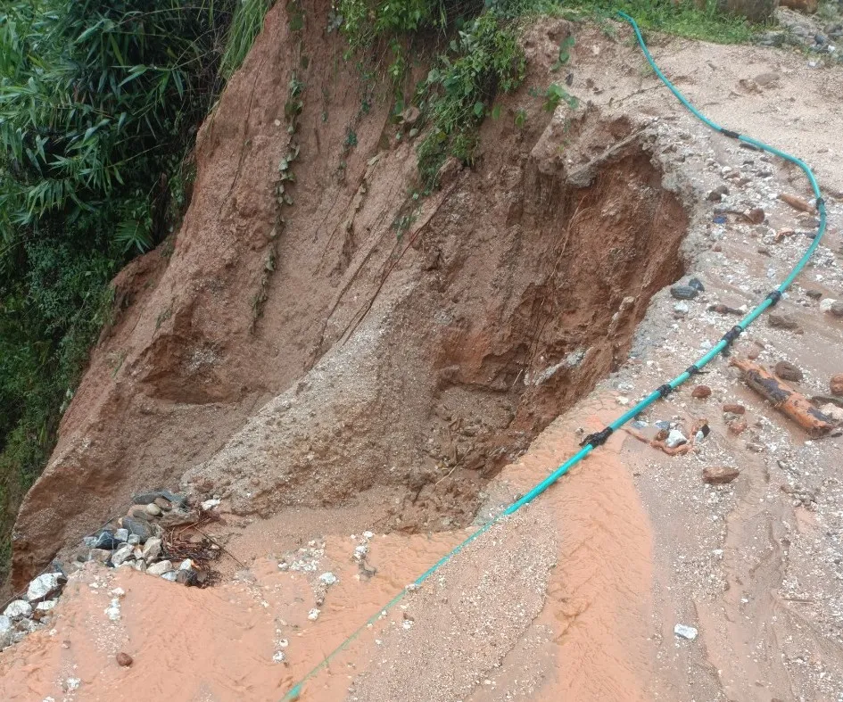 Kon Tum: Nhiều tuyến đường sạt lở, hơn 100 hộ dân huyện nghèo vẫn bị cô lập ảnh 5 Kon Tum: Nhiều tuyến đường sạt lở, hơn 100 hộ dân huyện nghèo vẫn bị cô lập ảnh 5