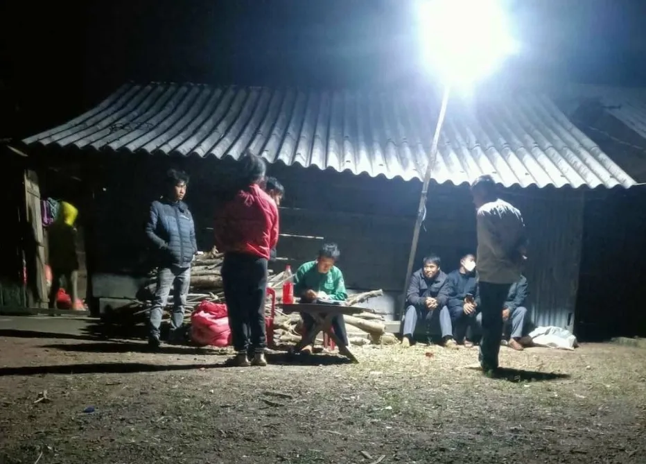 Người dân đến chia buồn với gia đình anh Lê Văn Ngài