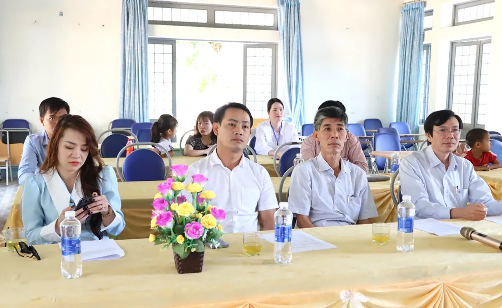 Các đại biểu tham dự buổi trao giếng