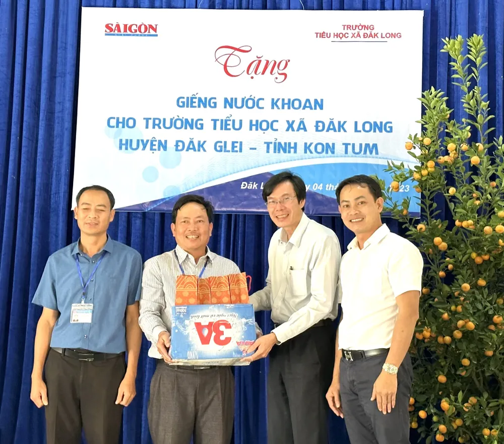 Trường Tiểu học xã Đắk Long tặng quà kỷ niệm đến Báo SGGP