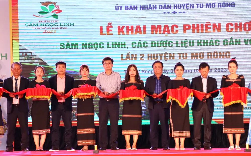 Các địa biểu cắt băng khánh thành phiên chợ sâm