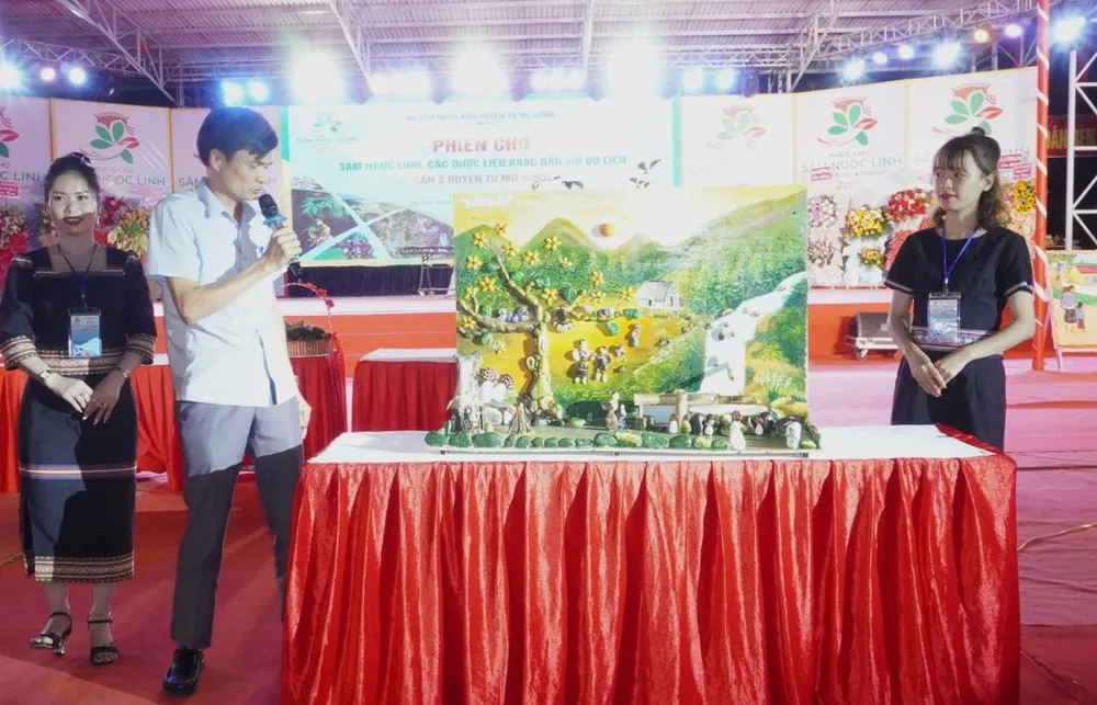 Người dân tham gia đấu giá bức tranh