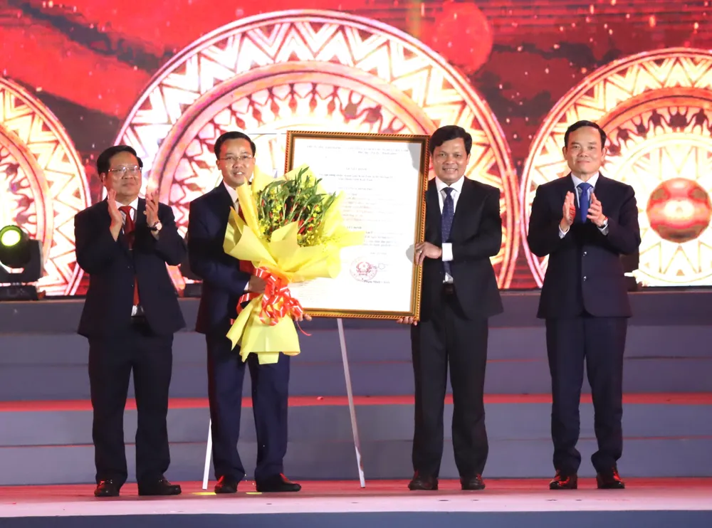 Phó Thủ tướng Trần Lưu Quang (ngoài cùng bên phải) trao quyết định công nhận TP Kon Tum là đô thị loại II