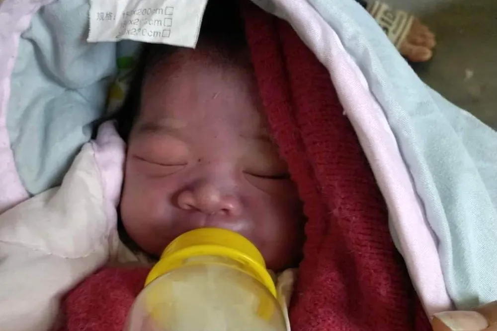 Cháu bé bị bỏ rơi. Ảnh: CTV