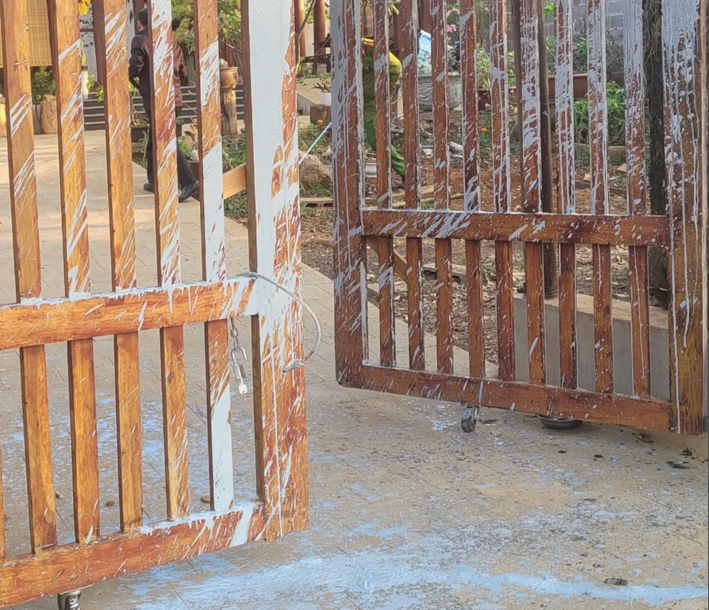 Nhà riêng của phóng viên T.V.Y. bị ném chất bẩn. Ảnh: LK Nhà riêng của phóng viên T.V.Y. bị ném chất bẩn. Ảnh: LK