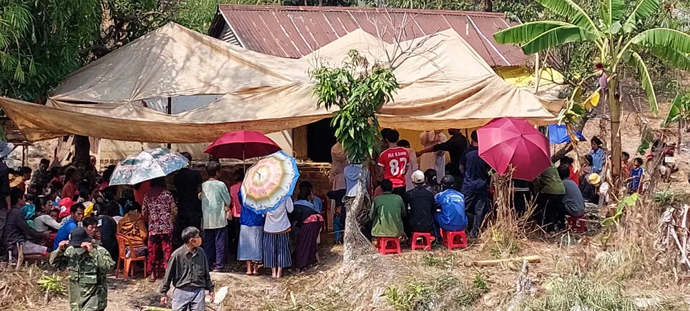 Người dân đang tổ chức mai táng cho nạn nhân. Ảnh: NGỌC TRỰC