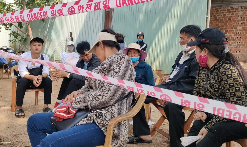 Hành khách được đưa ra ngoài xe bị nạn Hành khách được đưa ra ngoài xe bị nạn