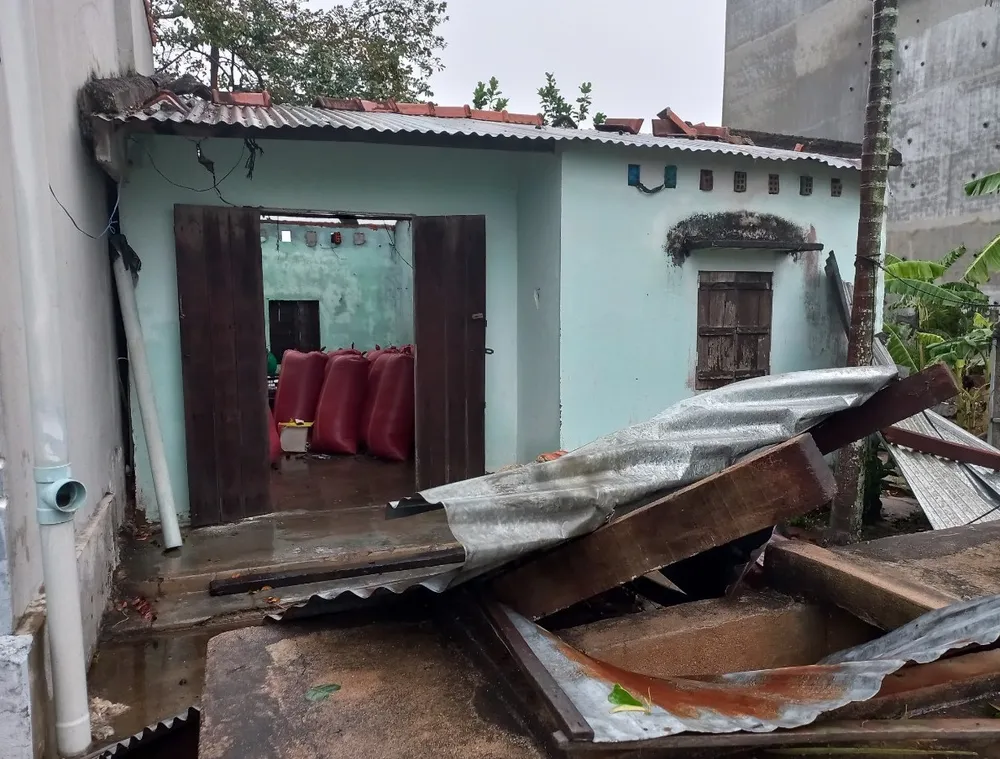 Một căn nhà bị tốc mái do mưa giông, lốc Một căn nhà bị tốc mái do mưa giông, lốc