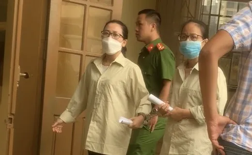 Bị cáo Huyền (bên trái) cùng đương sự liên quan đến vụ án được đưa đến toà. Ảnh: LK