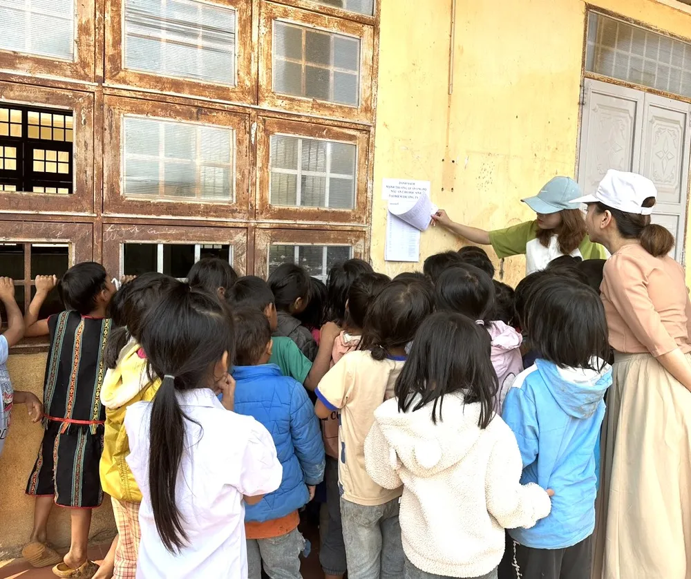 Danh sách, số tiền ủng hộ được dán công khai tại điểm trường Ty Tu để các em phấn đấu học tập, không phụ lòng nhà hảo tâm Danh sách, số tiền ủng hộ được dán công khai tại điểm trường Ty Tu để các em phấn đấu học tập, không phụ lòng nhà hảo tâm