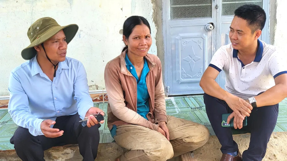 Thay mặt người dân được đền bù, Trưởng thôn A Viêu cảm ơn Báo SGGP