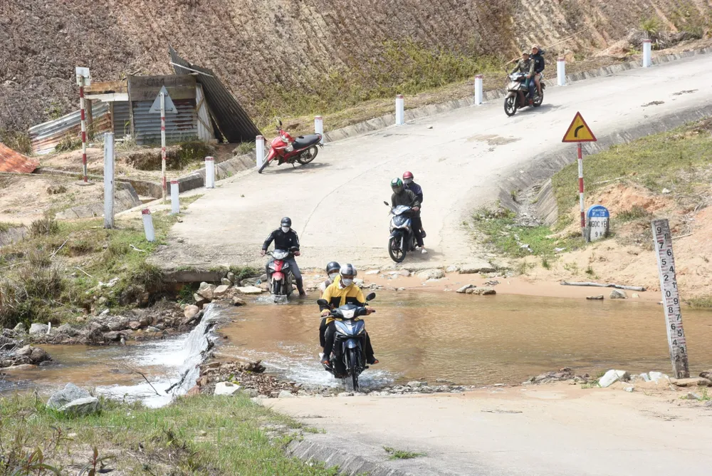 Do chưa có cầu nên việc đi lại rất khó khăn Do chưa có cầu nên việc đi lại rất khó khăn