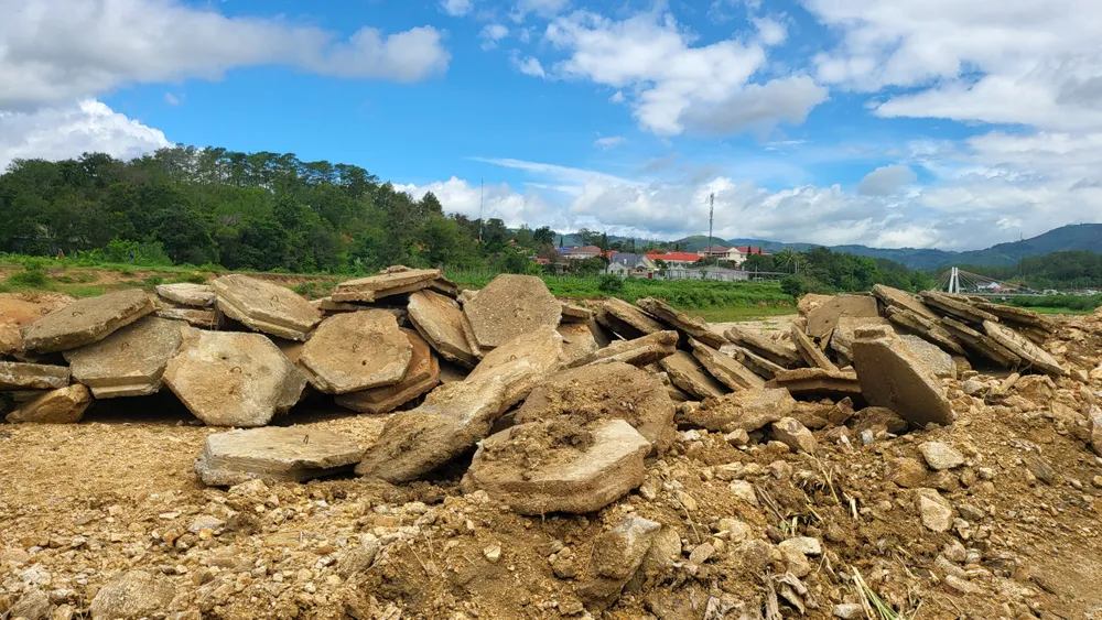 Những tấm lót mái bị hư, được tập kết một góc