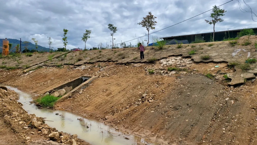 Phần mái bị bay lớp lát gạch