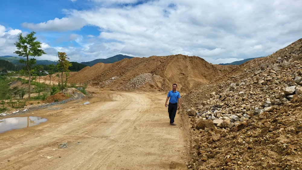 Phần đập vẫn còn ngổn ngang