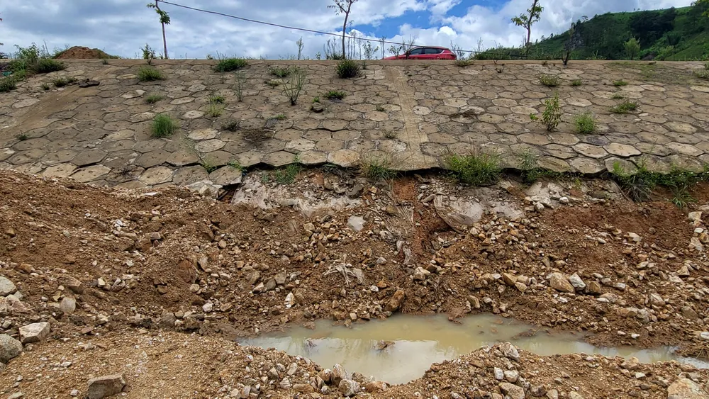 Chân mái sạt lở hoàn toàn Chân mái sạt lở hoàn toàn