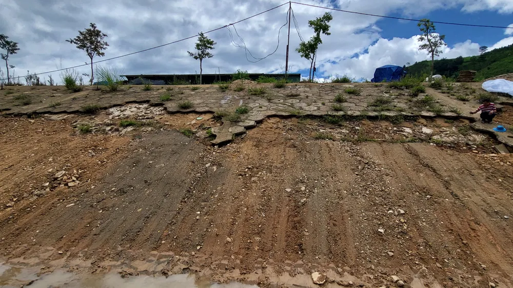 Phần lát mái đã bị cuốn bay Phần lát mái đã bị cuốn bay