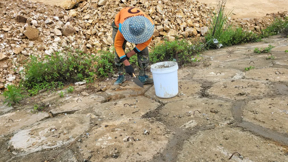 Công nhân khắc phục bằng việc trét lại hồ vữa Công nhân khắc phục bằng việc trét lại hồ vữa