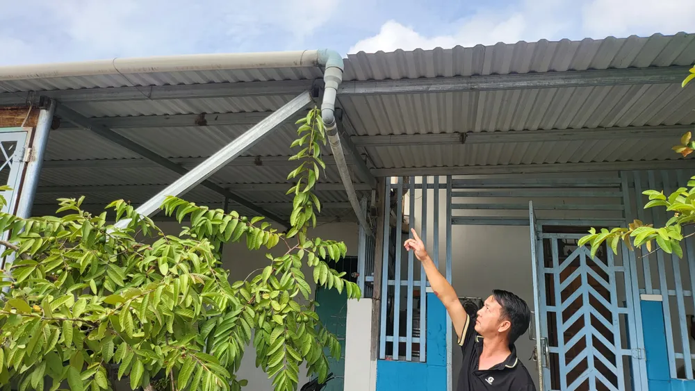 Nước cung cấp bị đục, hộ anh Hiệp phải dẫn nước mưa để sử dụng
