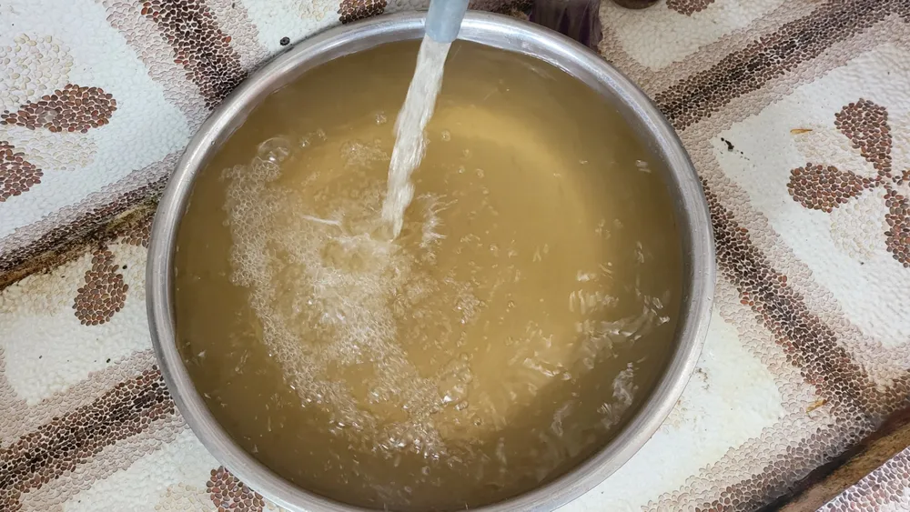 Nước về nhà dân bị đục, vàng