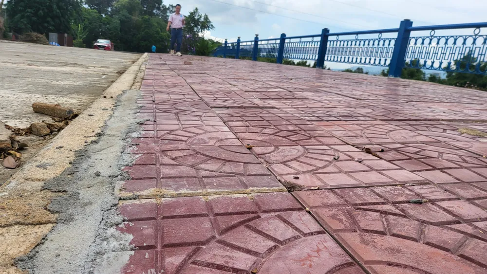 Vỉa hè được thay gạch và gia cố