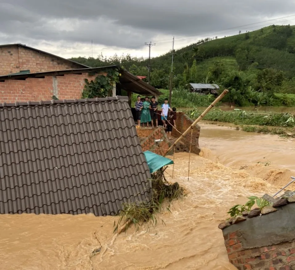 Nhà dân bị sập. Ảnh: VĂN NIỆM