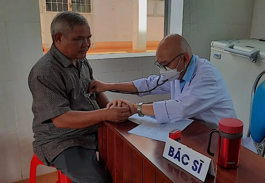 Khám bệnh cho người đồng bào A Dớk Khám bệnh cho người đồng bào A Dớk