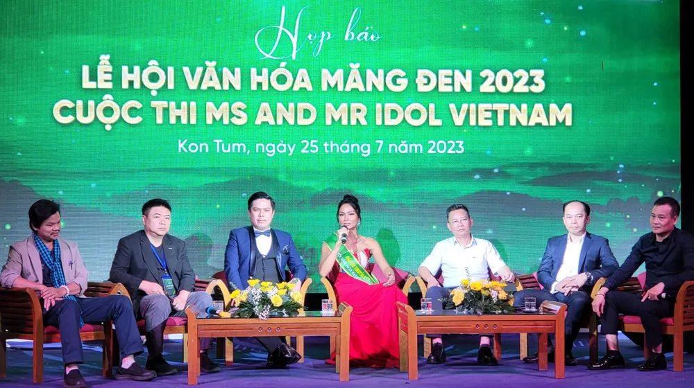 Các đại biểu trả lời họp báo