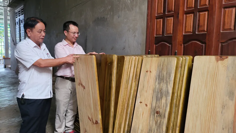 Ông Võ Văn Lương (bìa trái), Chủ tịch UBND huyện Kon Rẫy kiểm tra việc sửa chữa bàn học