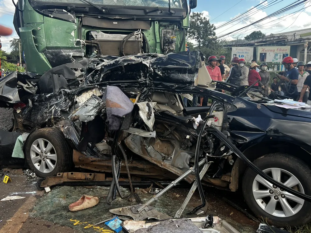 Chiếc xe hơi bị kẹp cứng giữa 2 xe tải