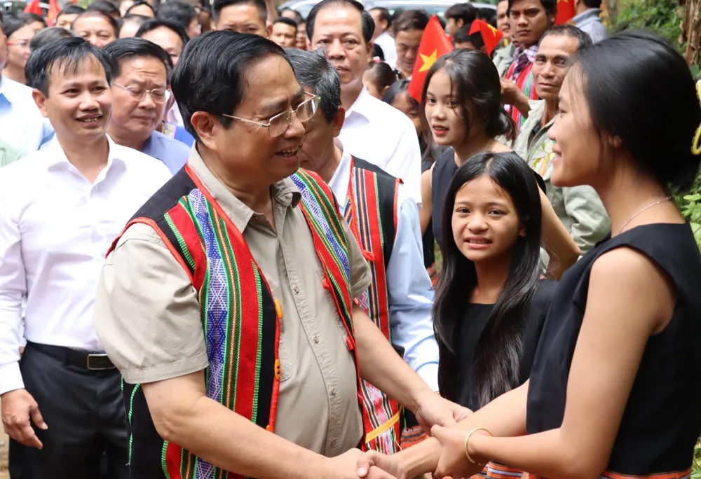 Thủ tướng thăm hỏi người dân Thủ tướng thăm hỏi người dân